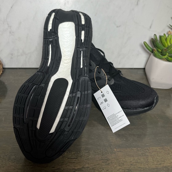 adidas UltraBOOST Light Triple Black - Picture 9 of 9